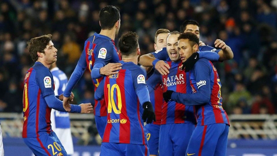Skuat Barcelona merayakan gol Neymar saat melawan Real Sociedad, Jumat (20/01/17). Copyright: © Miguel Ruiz/FCB